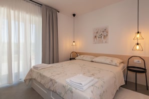 4 bedrooms, in-room safe, desk, iron/ironing board