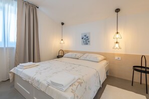 4 bedrooms, in-room safe, desk, iron/ironing board