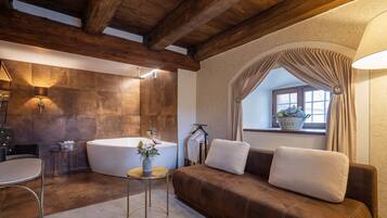 Deluxe Studio Suite | Minibar, in-room safe, desk, laptop workspace