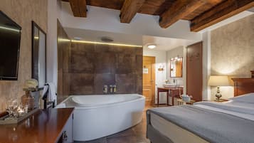 Deluxe Double Room | Minibar, in-room safe, desk, laptop workspace