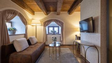 Deluxe Studio Suite | Minibar, in-room safe, desk, laptop workspace