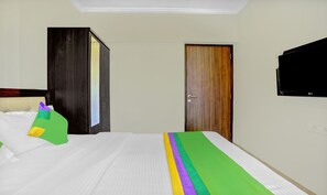 Habitación doble estándar | Escritorio y tabla de planchar con plancha