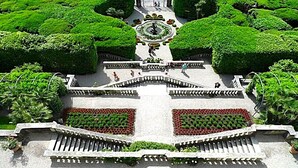A symmetrical garden with a central fountain, pathways, and statues. - Room in Villa, with private bathroom and kitchen use. (Perledo)
