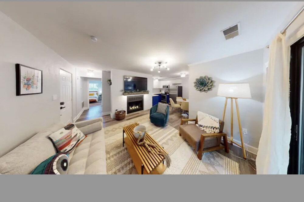 Beautiful Uptown Condo w/ 2BR/2Bath, by Mansion™
