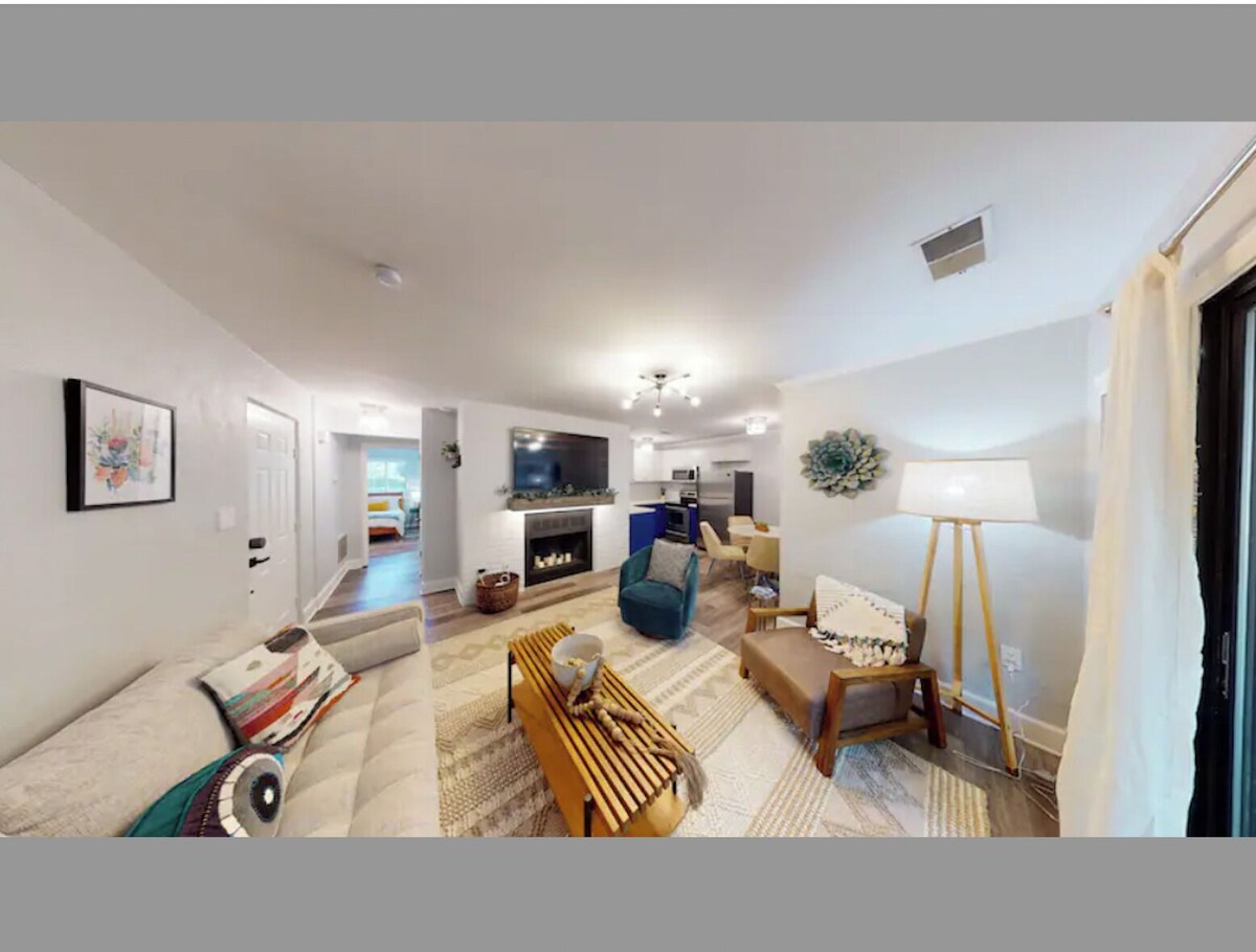 Beautiful Uptown Condo w/ 2BR/2Bath, by Mansion™