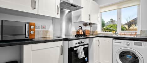 Køleskab, mikrobølgeovn, ovn, kogeplade