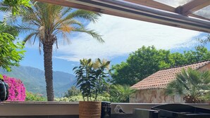 Une cuisine avec vue sur les montagnes et la verdure.