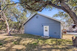 Exterior - Canyon Lake Retreat, Pets Welcome. WIFI, 3 blocks from boat ramp 6 (Canyon Lake)