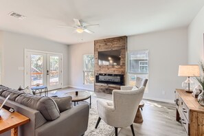 Smart TV, fireplace - Canyon Lake Retreat, Pets Welcome. WIFI, 3 blocks from boat ramp 6 (Canyon Lake)