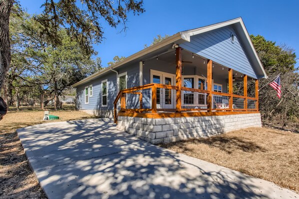 Exterior - Canyon Lake Retreat, Pets Welcome. WIFI, 3 blocks from boat ramp 6 (Canyon Lake)