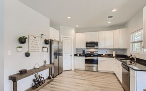 Fridge, microwave, oven, stovetop - Canyon Lake Retreat, Pets Welcome. WIFI, 3 blocks from boat ramp 6 (Canyon Lake)