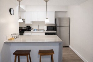 冷蔵庫、電子レンジ、オーブン、コンロ