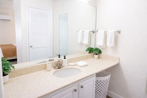 浴缸、提供毛巾