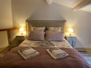 6 Schlafzimmer, Schreibtisch, Bügeleisen/Bügelbrett, Reisekinderbett