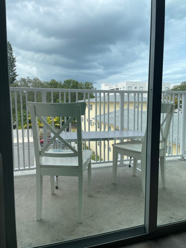 Outdoor dining - Comfy 1 bedroom 10 minutes from Everything (Miami)