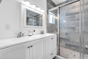 Dusche, Handtücher, Seife, Toilettenpapier