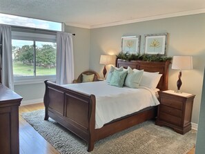 3 bedrooms, iron/ironing board, WiFi, bed sheets - Lake Conroe Treasure. Lake Front, Boat Dock (Montgomery)