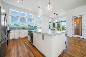 Micro-ondes, plaque de cuisson, lave-vaisselle, cafetière/bouilloire