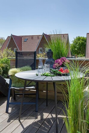 Outdoor dining - Sylter Dünengras - Cozy top floor apartment with roof terrace in a quiet location (Sylt-Ost)