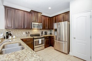 Fridge, microwave, oven, stovetop - Championsgate Town Home. Near Top Golf Courses! (Davenport)