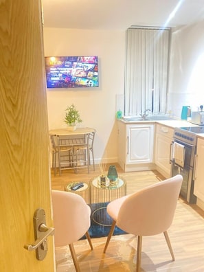 Studio (F2)