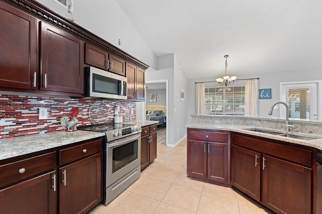 4 Bedroom Vacation Home with Inground Pool & Hot Tub. Discounted Rates, Book Now