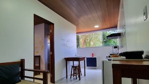 Una cocina moderna con armarios de madera, una mesa de comedor y una barra.