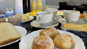 Un bufé de desayuno con diversas opciones de comida y bebidas.