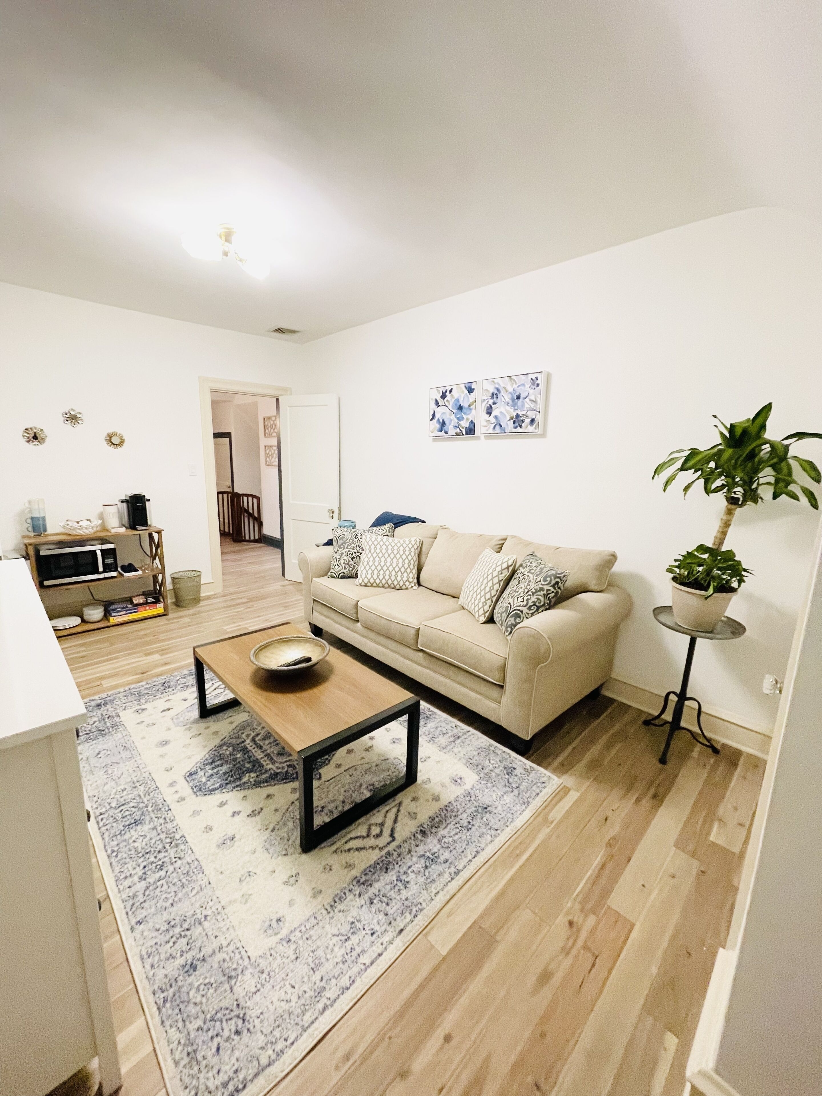 NEW private 1 bed; spacious, clean, yard & hot tub