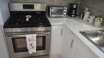 Fridge, oven, stovetop, cookware/dishes/utensils