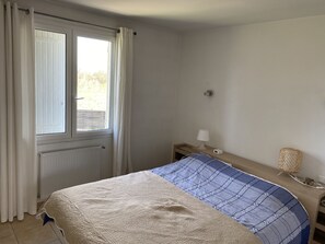 5 bedrooms, iron/ironing board, free WiFi, bed sheets