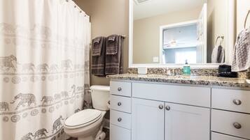 Ensemble douche/baignoire, sèche-cheveux, serviettes fournies, savon