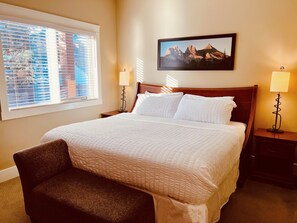 2 bedrooms, desk, iron/ironing board, free WiFi - Solara Canmore King & Queen beds, 2 bathrooms, Pool/Hot Tub, Parking (Canmore)