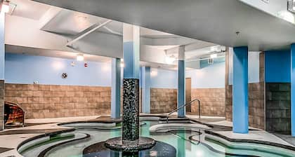 Solara Luxury King & Queen beds, 2 bathrooms, Pool/Hot Tub, Parking