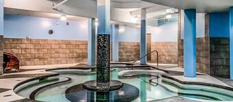 Solara Luxury King & Queen beds, 2 bathrooms, Pool/Hot Tub, Parking