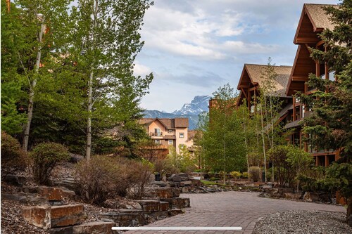 Solara Canmore King & Queen beds, 2 bathrooms, Pool/Hot Tub, Parking
