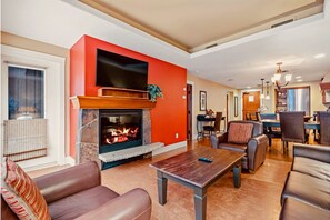 Smart TV, fireplace - Solara Canmore King & Queen beds, 2 bathrooms, Pool/Hot Tub, Parking (Canmore)