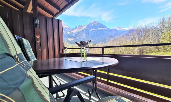 Outdoor dining - Cozy gallery vacation apartment mountain view with panoramic view (Schönau a.K.)