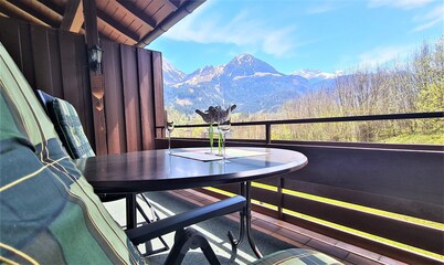Cozy gallery vacation apartment mountain view with panoramic view