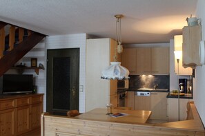 Fridge, oven, stovetop, dishwasher - Cozy gallery vacation apartment mountain view with panoramic view (Schönau a.K.)