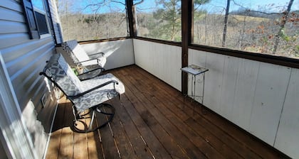Small house with lake view 5 minutes to I-75 and Renfro Valley.