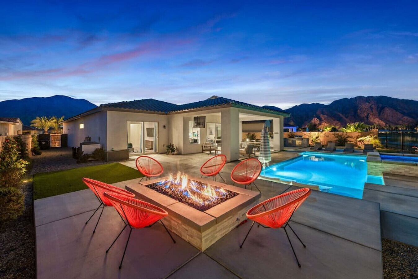 S`mores and sunshine by day, fire pit and stargazing by night! This backyard is ready for fun.