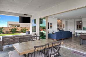Outdoor dining - PGA WEST-Signature (Stadium Course, ON HOLE 1!) HUGE Backyard! (La Quinta)