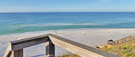 Plage à proximité, chaises longues, serviettes de plage