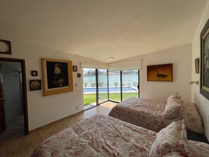 3 bedrooms, iron/ironing board, free WiFi, bed sheets - San Gil Golf Club, Beautiful Lake House, pool, kayaks, bicycles   (San Juan del Rio)