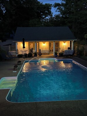 Una piscina amb una casa al fons.