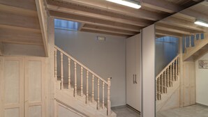 Maison Design, 3 chambres, patio, vue sur la ville | Salle de bain | Douche, séchoir à cheveux, serviettes fournies