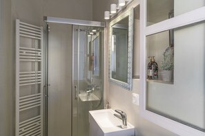 Casa de diseñador, 3 habitaciones, patio, vista a la ciudad | Baño | Regadera, secadora de cabello, toallas 