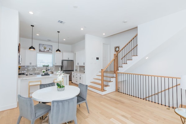 Unclassified image, 1 of 26, button - Brand new Modern Luxury home- close to downtown Houston. (Houston)