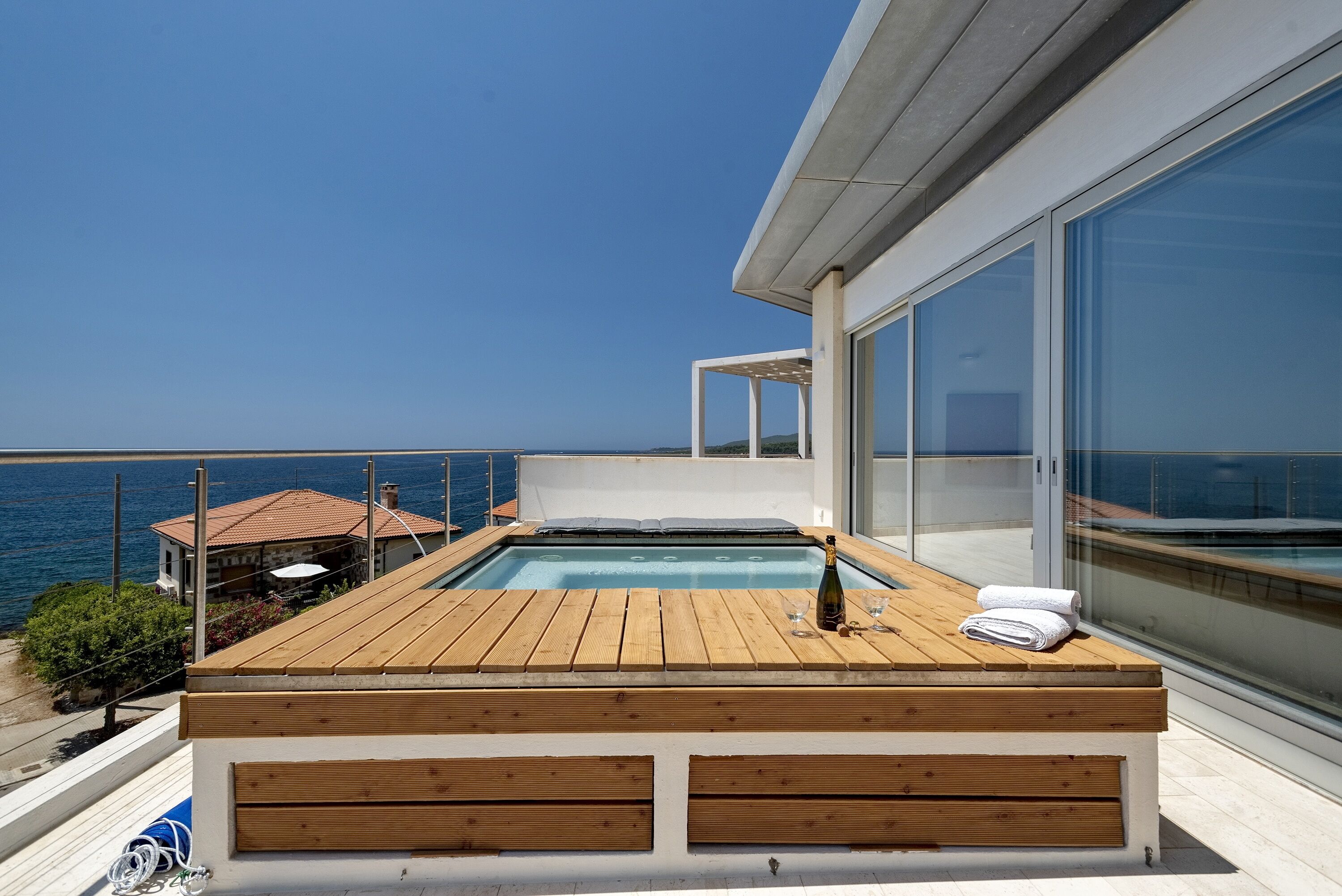 STUNNING SEAFRONT VILLA IN FERTILIA 10 guests